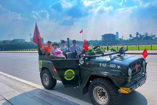 Alla scoperta di Hanoi in Jeep & Moto Minsk sovietica