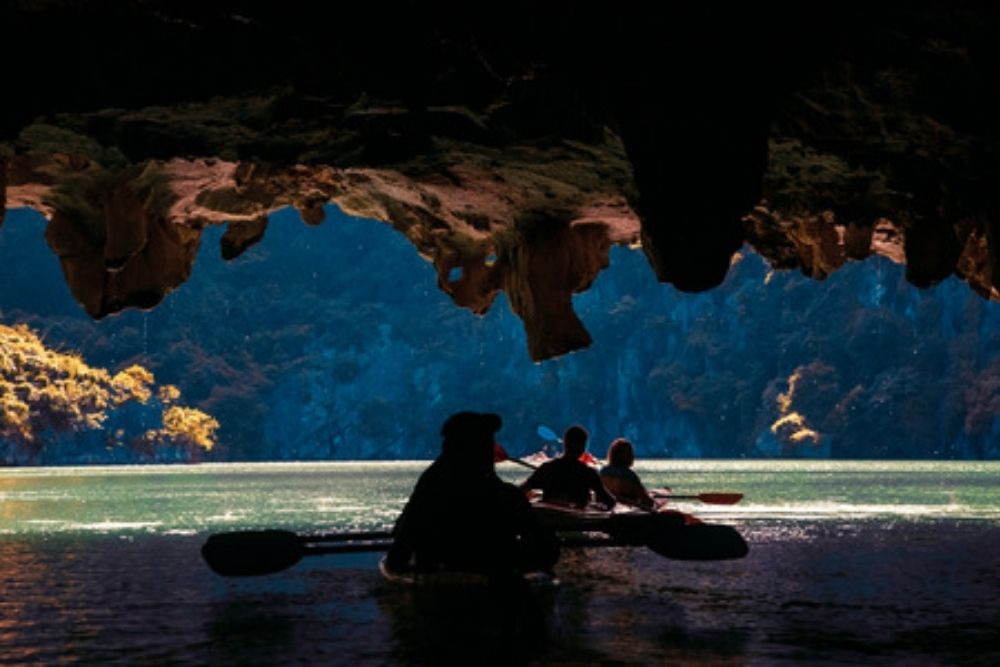 Kayak-tra-grotte-e-lagune