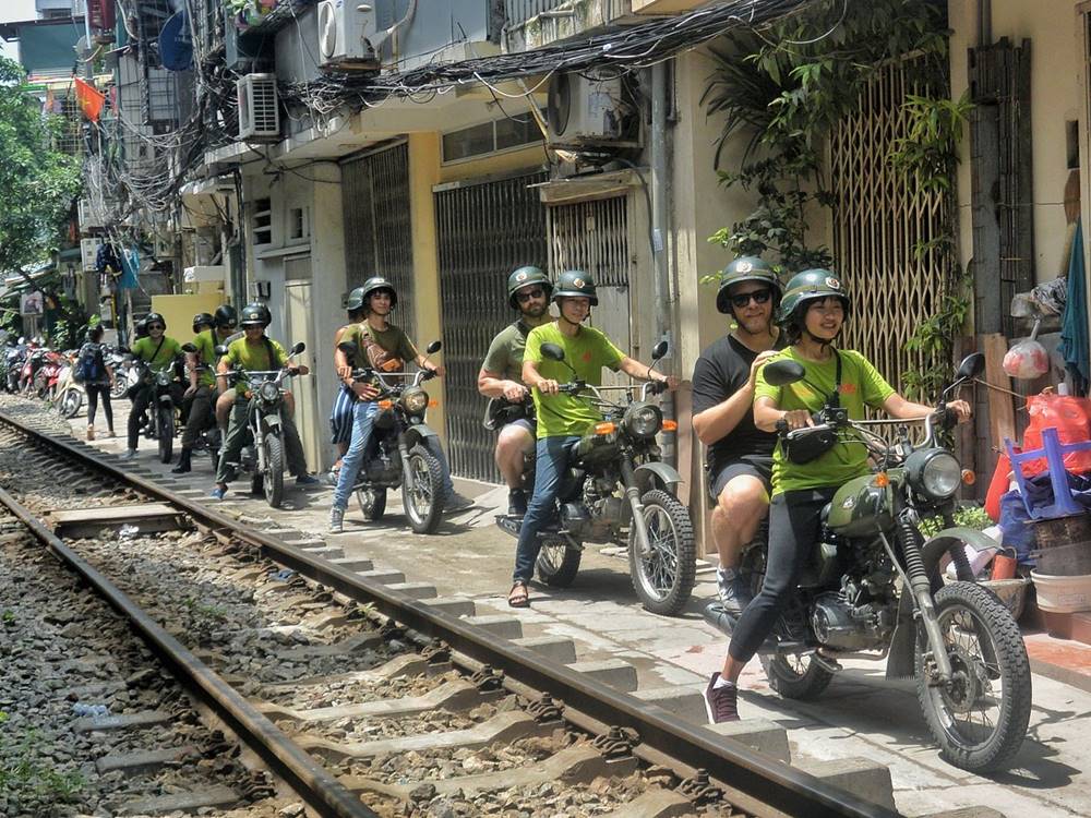 Alla scoperta di Hanoi in Jeep & Moto Minsk sovietica