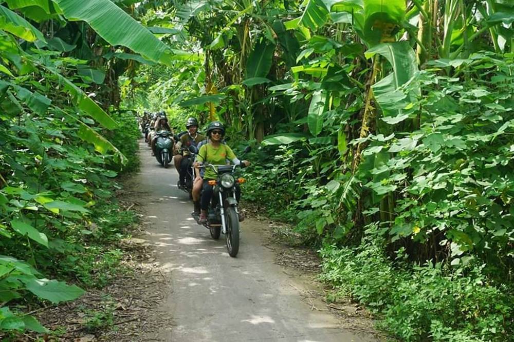 Alla scoperta di Hanoi in Jeep & Moto Minsk sovietica