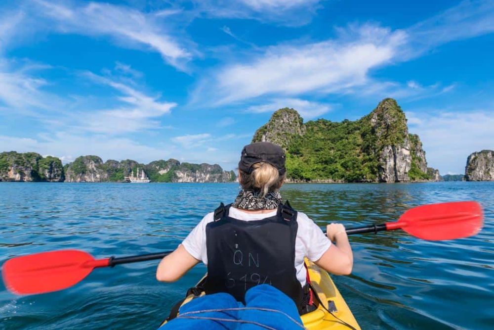 fare kayak alla baia di Halong