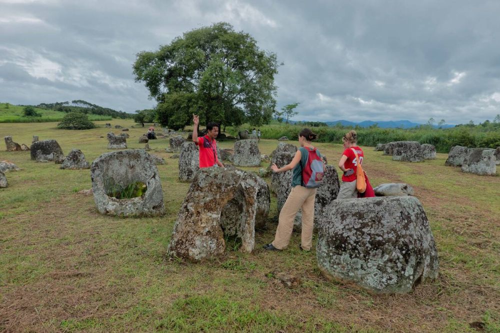guida e turisti alla piana delle giare Xieng Khouang