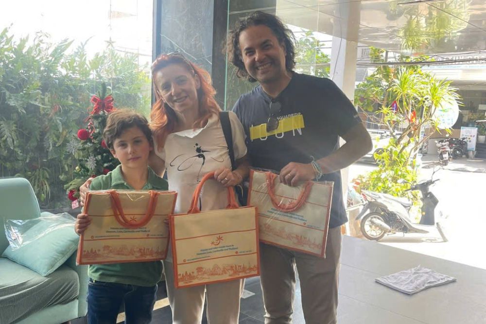 cliente di Tropicana Travel con regali da Tropicana